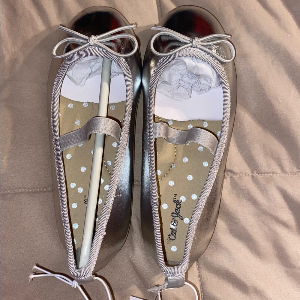 BRAND NEW Cat & Jack Silver Flats With Silver Bows/Straps Size 9🥿